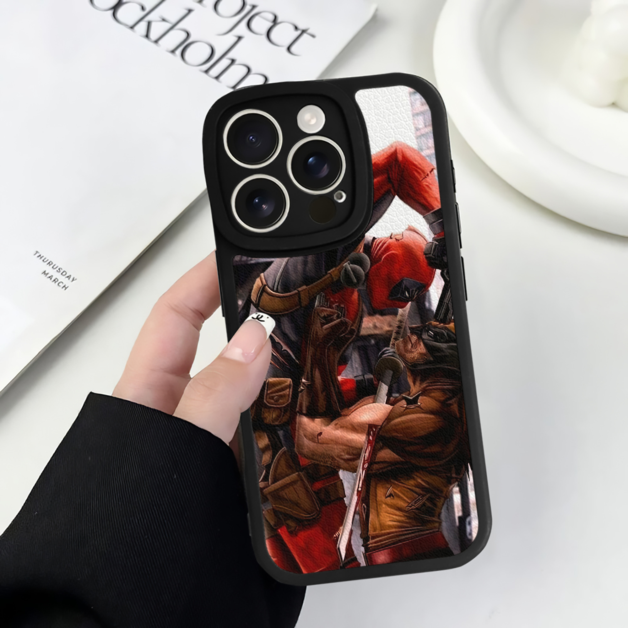 （画像用） Deadpool デッドプール 【iPhone 16シリーズ対応】シリコンスマホケース（レザー調） 材質：シリコン